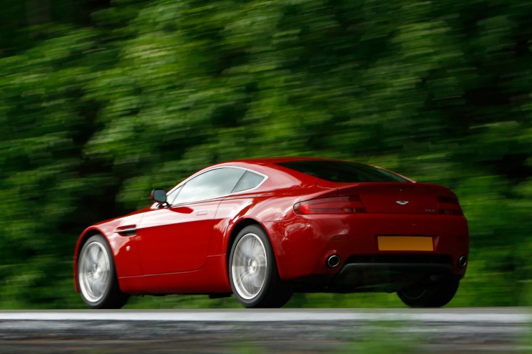 Фото Aston Martin Vantage V8 2012-го модельного года