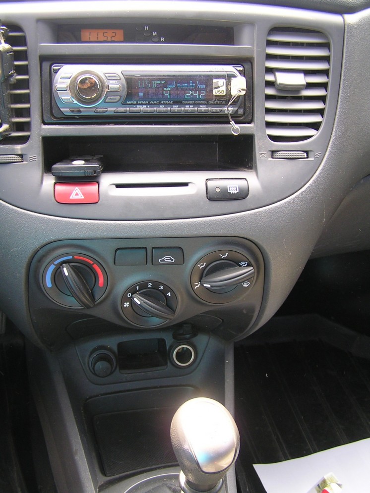 Фото Kia Rio 1.4 5МТ (2010 г.в. 47 000 км)