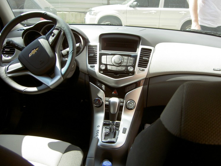 Фото Chevrolet Cruze Седан LS 1.6 AT (109 л.с.) (2012 г.в. 7000 км)