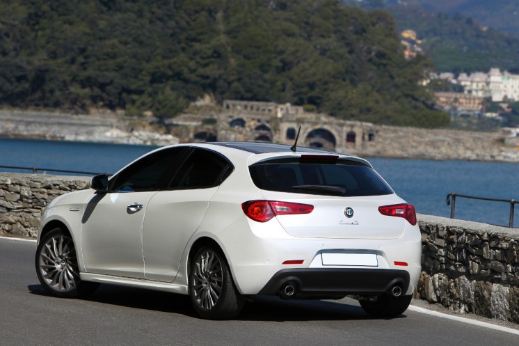 Фото Alfa Romeo Giulietta 2012-го модельного года