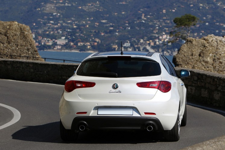 Фото Alfa Romeo Giulietta 2012-го модельного года