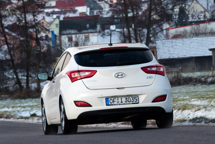 Фото трехдверного хэтчбека Hyundai i30 2013-го года