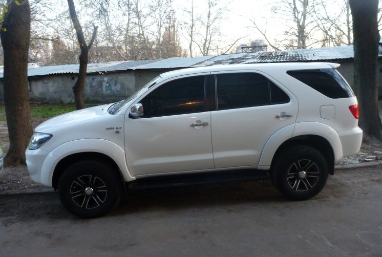 Фото отзыв о Toyota Fortuner (Hilux) 2.7л АКПП (2011 г.в., 64000 км)