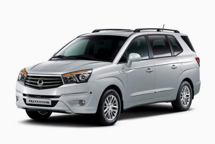 Фото справа SsangYong Stavic 2013