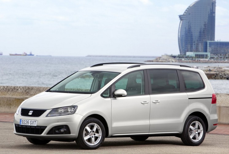 Серебристый Seat Alhambra вид сбоку