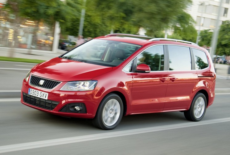 Фото красного Seat Alhambra 2013