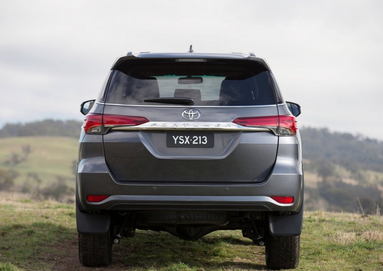 Obzor Toyota Fortuner pokolenie 2017 goda. Photo № 10