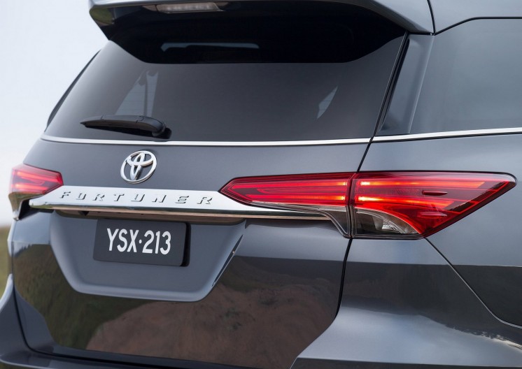 Obzor Toyota Fortuner pokolenie 2017 goda. Photo № 11