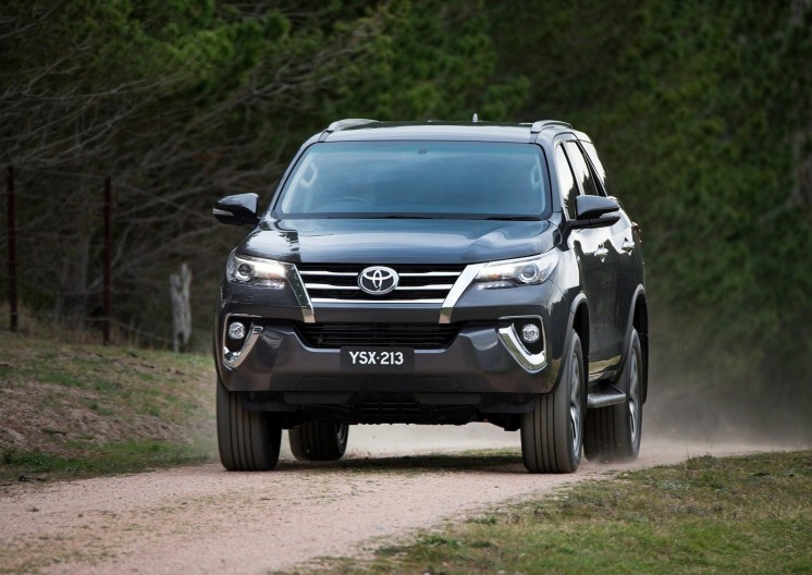 Obzor Toyota Fortuner pokolenie 2017 goda. Photo № 5