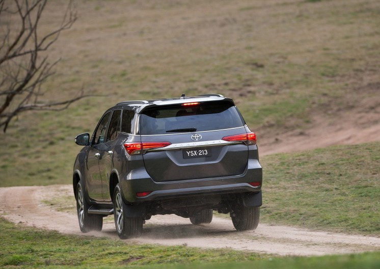 Obzor Toyota Fortuner pokolenie 2017 goda. Photo № 8