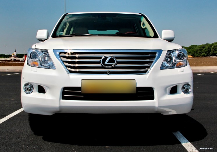 Белый Lexus LX 570