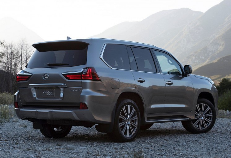 Lexus LX 2016 - вид сзади, под углом - фото 14 из 26