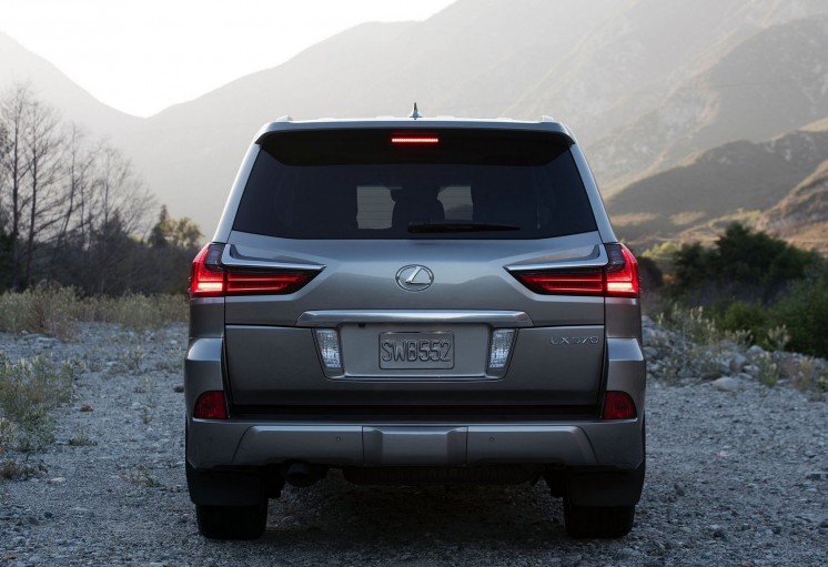 Lexus LX 2016 - корма - фото 15 из 26